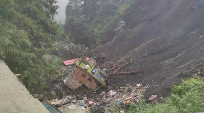 पश्चिम बंगाल- दार्जिलिंग में 7 जगह लैंडस्लाइड, 13 की मौत:कई घर टूटे, रोड पर मलबा गिरा; रेस्क्यू में दिक्कत आ रही